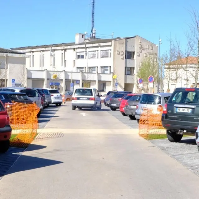 photo de même pour la place flandres-dunkerque où seulement une partie de cet espace urbain est dédiée au stationnement. le reste accueille aujourd’hui du mobilier urbain et de la végétation.  ©  co antoine richard