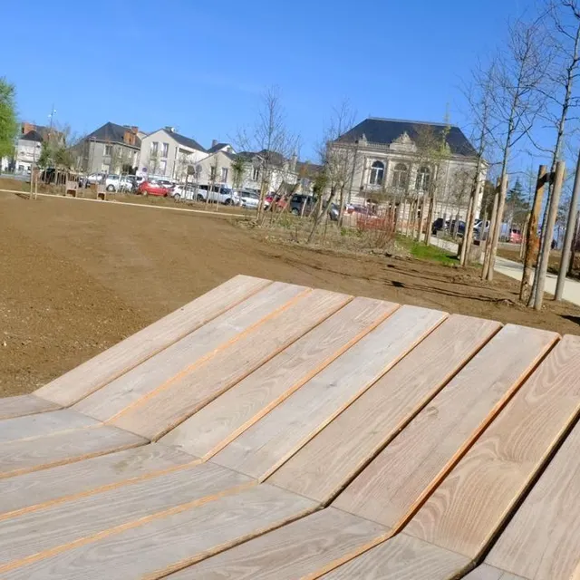 photo du mobilier en bois est apparu ces dernières semaines. de quoi profiter aux beaux jours pour prendre les rayons du soleil.  ©  co antoine richard