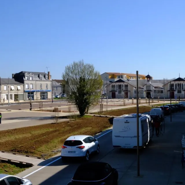 photo l’ancien fossé de la ville de thouars a été reconstitué de manière végétale avec des passerelles qui permettent de traverser ce fossé.  ©  co antoine richard