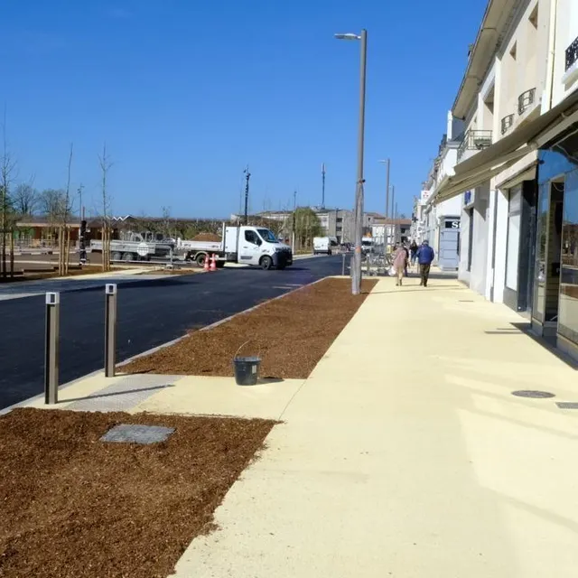 photo par rapport à avant, les trottoirs ont été élargis boulevard ernest-renan et boulevard pierre-et-marie-curie.  ©  co antoine richard