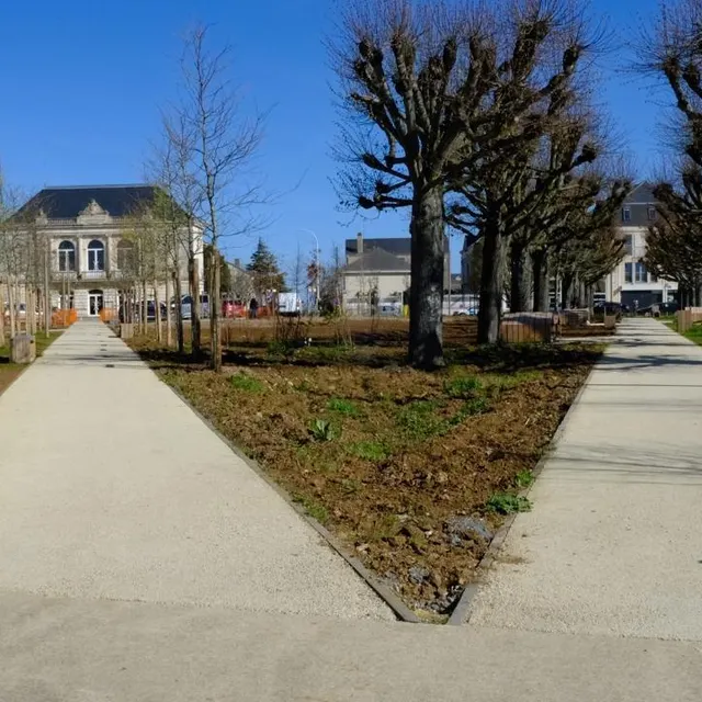 photo le projet de requalification des places centrales a permis de créer de nouveaux axes de cheminements comme ici avec ce croisement sur la place flandres-dunkerque.  ©  co antoine richard