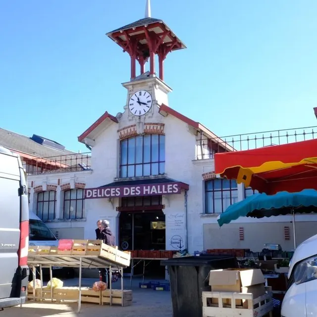 photo durant tout le temps des travaux, les halles de thouars sont restées ouvertes. elles restent le point central d’activité de la place lavault pour les années à venir.  ©  co antoine richard