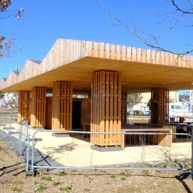 photo nouveau venu sur la place lavault : le pavillon. il abrite des tables et des toilettes.  ©  co antoine richard