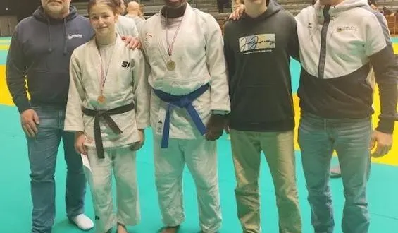 photo  lucie dubrana (2e en partant de la gauche) et oriane wandji (à ses côtés) représenteront les couleurs de bressuire en région parisienne.  &copy;  co 