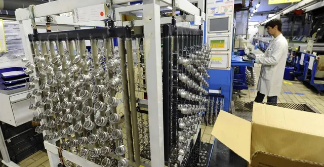 photo  une centaine de postes sont à pourvoir cette année sur le site de production souriau à champagné.  &copy;  archives le maine libre - hervé petitbon 