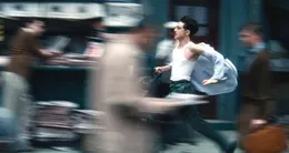 actu cinéma timothée chalamet courant après la gloire dans « marty supreme ». l’exemple d’un film qui multiplie les sous-intrigues, à la manière des séries, pendant deux heures vingt-neuf….