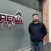 photo  florent monserrat, le gérant de l’arena café, ici quelques heures avant le changement de la porte de l’établissement, pour améliorer la sécurité. 