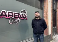 photo  florent monserrat, le gérant de l’arena café, ici quelques heures avant le changement de la porte de l’établissement, pour améliorer la sécurité. 