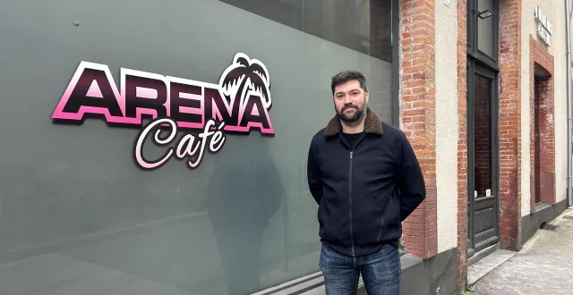 photo  florent monserrat, le gérant de l’arena café, ici quelques heures avant le changement de la porte de l’établissement, pour améliorer la sécurité.  &copy;  ouest-france 