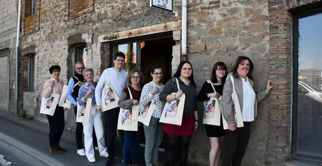photo  l’atelier tisséa, qui permet à des personnes en situation de handicap de coudre, a fabriqué des sacs en toile pour la foire-expo de bressuire.  &copy;  co - justine brichard 