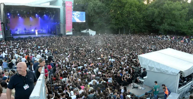 photo  des milliers de fans avaient communié avec leur artiste préféré à trélazé, le 8 juillet 2025?. entre 25 000 à 35 000 ados et jeunes adultes avaient assisté, au concert du rappeur tiakola, au festival de trélazé. il faudra s’attendre à la même affluence lors du « plateau urbain » proposé cet été 2026 qui réunira les rappeurs genezio, la mano 1.9 et naza.  &copy;  archives co - jérôme hurstel 
