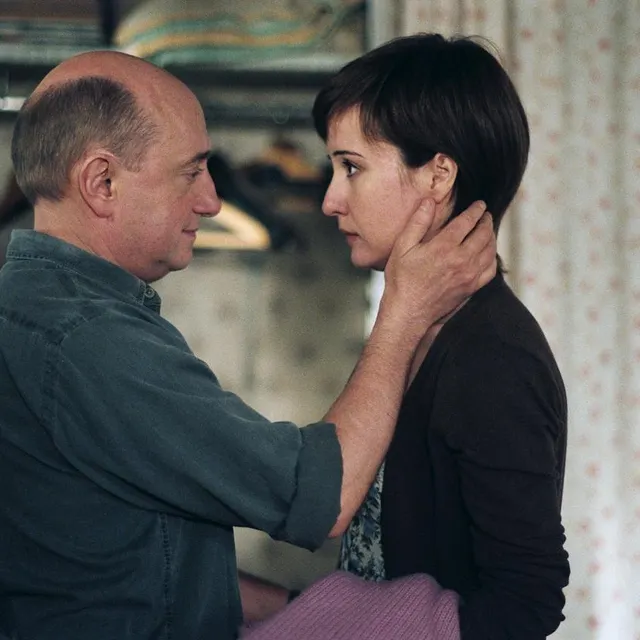 Capture d’écran de « Je vous trouve très beau » (2006), film réalisé par Isabelle Mergault avec Michel Blanc et Medeea Marinescu. ARNAUD BORREL / Collection ChristopheL via AFP photo capture d’écran de « je vous trouve très beau » (2006), film réalisé par isabelle mergault avec michel blanc et medeea marinescu. © arnaud borrel / collection christophel via afp