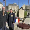 photo  michel papin, décoré de la croix du combattant en présence de marcel rocher, doyen des porte-drapeaux. à droite le préfet ravive la flamme du souvenir. 