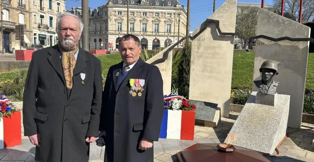 photo  michel papin, décoré de la croix du combattant en présence de marcel rocher, doyen des porte-drapeaux. à droite le préfet ravive la flamme du souvenir.  &copy;  photo le maine libre 