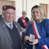 photo  andré milange a reçu la médaille de la ville d’argentan, des mains d’alexandra belhache. 