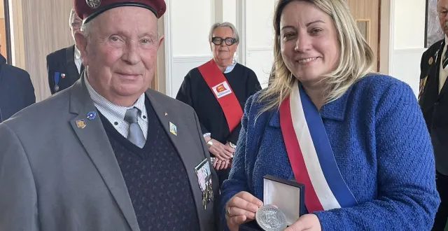 photo  andré milange a reçu la médaille de la ville d’argentan, des mains d’alexandra belhache.  &copy;  ouest-france 