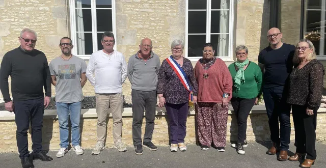photo  le conseil municipal de neuvy-au-houlme a élu isabelle moiteaux, maire, à sa droite son premier adjoint et à sa gauche sa deuxième adjointe, vendredi 20 mars. les autres élus de gauche à droite : françois duchemin, stéphane orsolle, olivier delange, marie-claire vivier, david leguyader, et raymonde rayer.  &copy;  ouest-france 