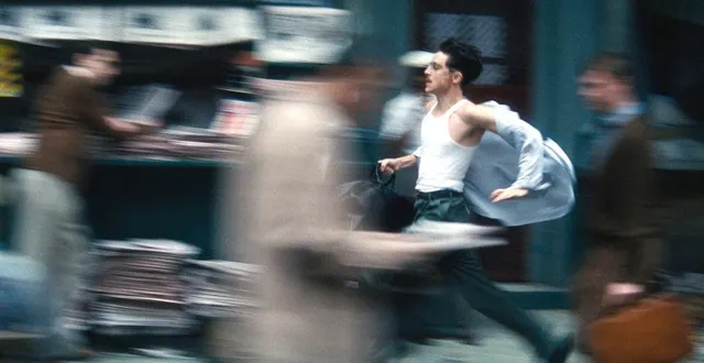 photo  timothée chalamet courant après la gloire dans « marty supreme ». l’exemple d’un film qui multiplie les sous-intrigues, à la manière des séries, pendant deux heures vingt-neuf….  &copy;  entertainment film distributors 