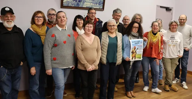 photo  à bourg-l’évêque, le festival du bruit dans l’bourg se prépare. les bénévoles sont à leur poste et maurice le coq totem du village est fin prêt à cocoricoter.  &copy;  ouest-france. 