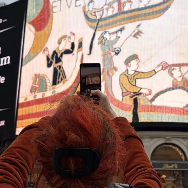 photo pour annoncer l’arrivée prochaine de la tapisserie de bayeux à londres, le british museum s’offre une campagne xxl sur les écrans de picadilly circus depuis jeudi 26 février 2026.  ©  la fabrique de patrimoines en normandie / antoine cazin