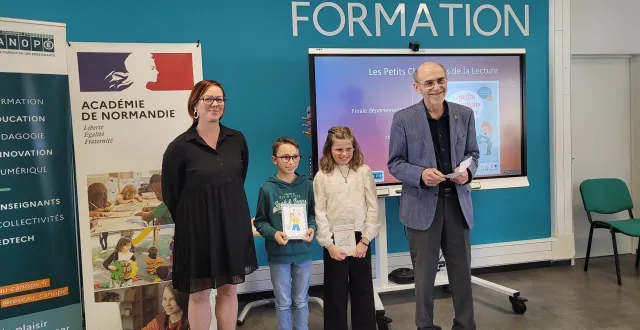 photo  de gauche à droite : maryse bellanger, adjointe au directeur académique, paul et faustine, lauréats de la finale, et philippe castaing, président de l’amopa 61.  &copy;  ouest-france 