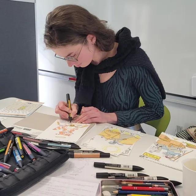 photo camille skrzynski a illustré en direct les lectures des participants, avant de leur remettre les dessins.  ©  ouest-france