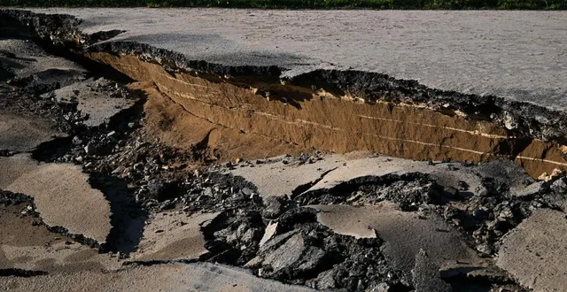 photo  la crevasse s’étale sur plusieurs dizaines de mètres dans l’asphalte.  &copy;  co - josselin clair 
