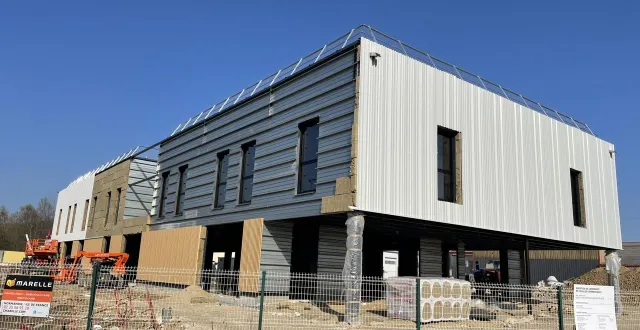 photo  un bâtiment regroupant plusieurs apparts hôtels et deux restaurants est en construction à saint-georges-des-groseillers, dans l’orne.  &copy;  ouest-france 