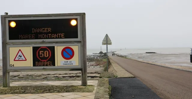 photo  alors que les grandes marées attirent du monde sur le littoral vendéen, un couple de quinquagénaires a dû être secouru au large du passage du gois.  &copy;  ouest-france 