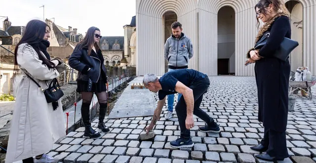 photo  angers, place mgr-chappoulie, 20 mars 2026. le nom de bruno mosset a été gravé sur un pavé, scellé sur le nouveau parvis de la cathédrale qui s’étend jusqu’à la galerie contemporaine. ce paveur a posé des dizaines de milliers de blocs avant d’être rattrapé par la maladie.  &copy;  co - régine lemarchand 
