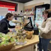 photo  déjà vendeuse avant qu’elle ne soit gérante, noémie landais reste derrière le comptoir de la boulangerie de saint-paterne-le-chevain. 