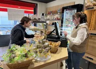 photo  déjà vendeuse avant qu’elle ne soit gérante, noémie landais reste derrière le comptoir de la boulangerie de saint-paterne-le-chevain. 