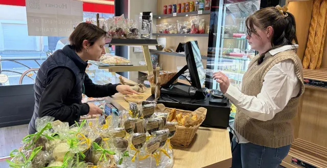 photo  déjà vendeuse avant qu’elle ne soit gérante, noémie landais reste derrière le comptoir de la boulangerie de saint-paterne-le-chevain.  &copy;  ouest-france 