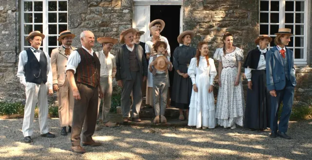 photo  françois le roux (3e en partant de la gauche) a réalisé son 1er long-métrage, histoires de breizh, tourné à damgan, ambon, au guerno, à surzur, et pontivy.  &copy;  françois le roux 