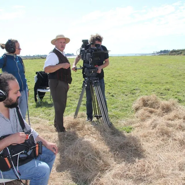photo lors du tournage à damgan, avec françois le roux, également acteur, ici en costume xixe.  ©  ouest-france
