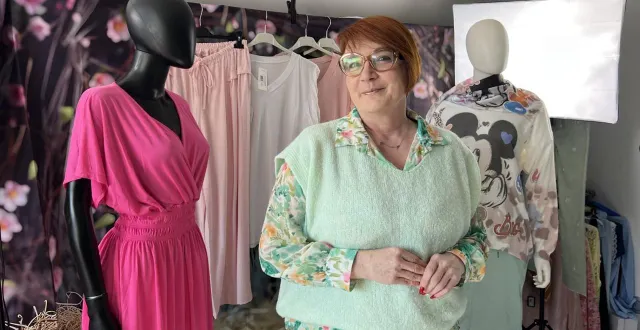 photo  tous les lundis et jeudis soir, isabelle bareilles présente et vend ses collections à sa communauté sur facebook.  &copy;  ouest france 