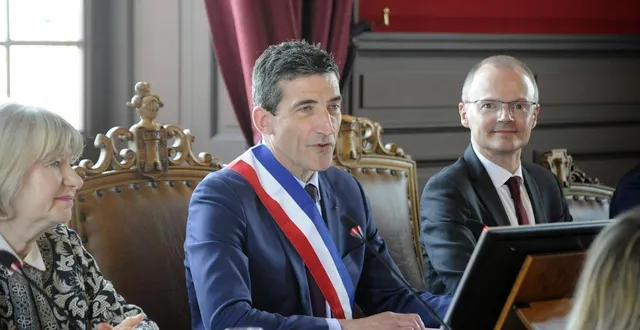 photo  jérôme baloge (au milieu) entouré de florence villes et nicolas videau, respectivement quatrième et troisième adjoints au maire.  &copy;  co – christophe bernard 