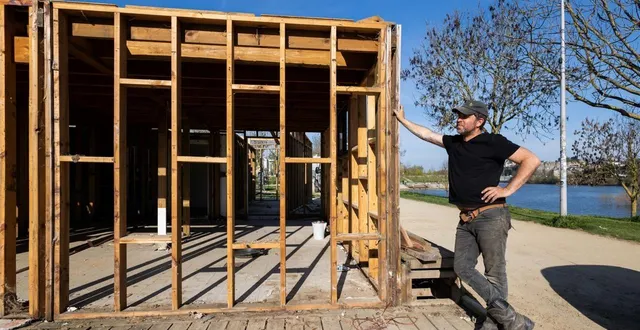 photo  angers, le héron carré, le 20 mars 2026. depuis plus d’une semaine, la guinguette le héron carré est démontée planche par planche sous le regard de vincent salvat.  &copy;  co - régine lemarchand 