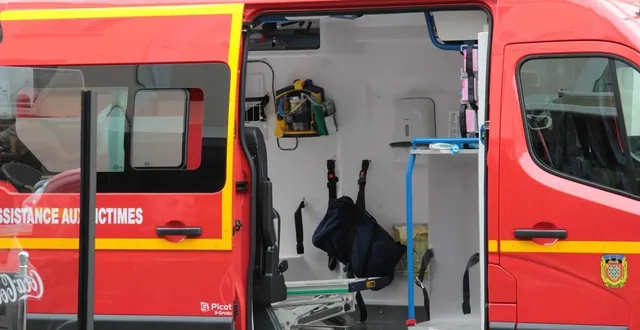 photo  deux hommes ont été transportés au centre hospitalier du mans (sarthe), ce vendredi 20 mars 2026. leur voiture s’est encastrée dans un arbre sur la rocade, au niveau de la piscine des atlantides.  &copy;  ouest-france 