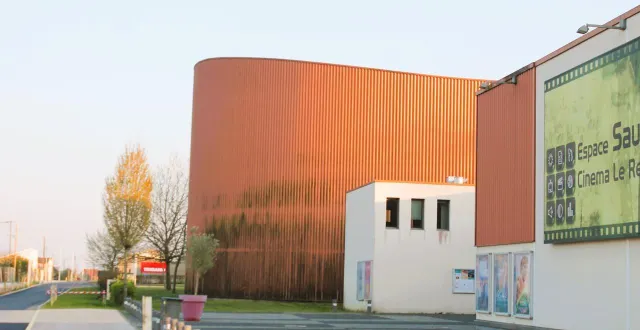 photo  pour accéder au parking de chez raclet (trigano), il suffit d’emprunter la rue de la gare, après le complexe culturel, puis de suivre l’enseigne rouge trigano, facilement repérable.   &copy;  le maine libre 