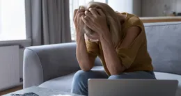 Info insolite  pour ne pas avoir réglé dans les temps des frais de justice, une britannique de 77 ans a été expulsée de sa maison, fin janvier, mais doit encore payer sa taxe d’habitation. 