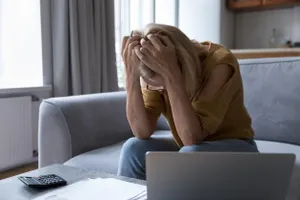 photo  pour ne pas avoir r�gl� dans les temps des frais de justice, une britannique de 77�ans a �t� expuls�e de sa maison, fin janvier, mais doit encore payer sa taxe d’habitation. 