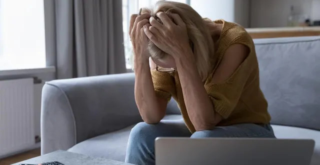 photo  pour ne pas avoir réglé dans les temps des frais de justice, une britannique de 77 ans a été expulsée de sa maison, fin janvier, mais doit encore payer sa taxe d’habitation.  &copy;  photo d’illustration : fizkes via getty images 