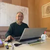 photo dernières heures de travail à la mairie de notre-dame-du-pé pour claude davy qui s’apprête à refermer un chapitre de 43 ans de sa vie au service de la collectivité. samedi 21 mars 2026, c’est bruno chaplet qui va lui succéder.