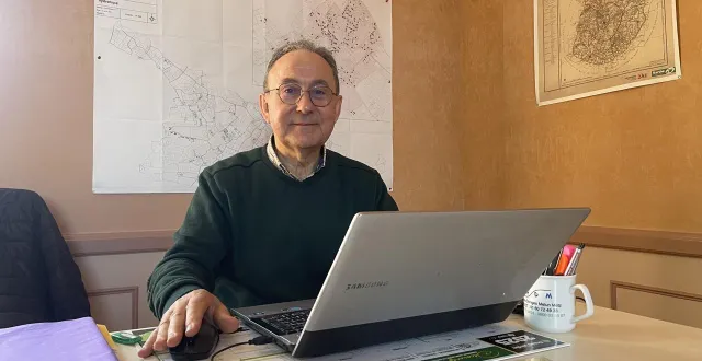 photo  dernières heures de travail à la mairie de notre-dame-du-pé pour claude davy qui s’apprête à refermer un chapitre de 43 ans de sa vie au service de la collectivité. samedi 21 mars 2026, c’est bruno chaplet qui va lui succéder.  &copy;  ouest-france 