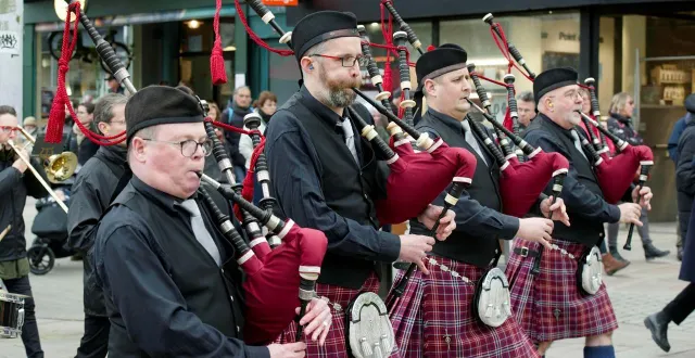 photo  le brass band lorient et piping orchestrade avaient défilé à l’occasion de la saint-patrick en 2024.  &copy;  thierry creux / archives ouest-france 