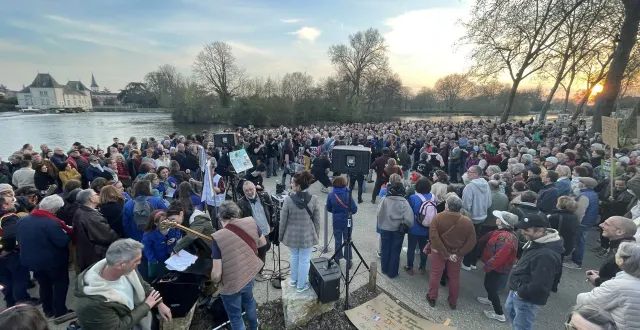 photo  la manifestation a rassemblé 800 personnes contre le rn à port luneau, à la flèche, ce vendredi 20 mars 2026 en fin de journée.  &copy;  le maine libre - louis gohin 