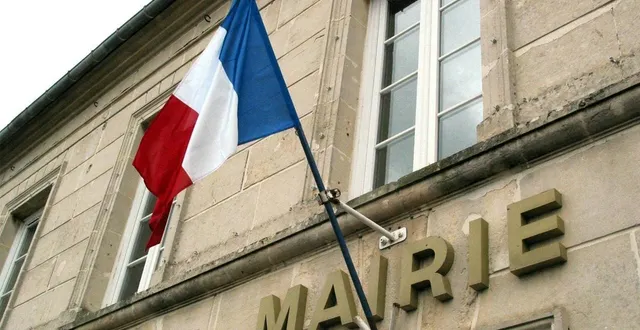 photo  le maire de ce village de 3 000 habitants vit chez son fils à bordeaux depuis les faits, mais a pu faire campagne et l'a emporté de 55 voix dimanche dernier. photo d'illustration  &copy;  daniel fouray / archives ouest-france 