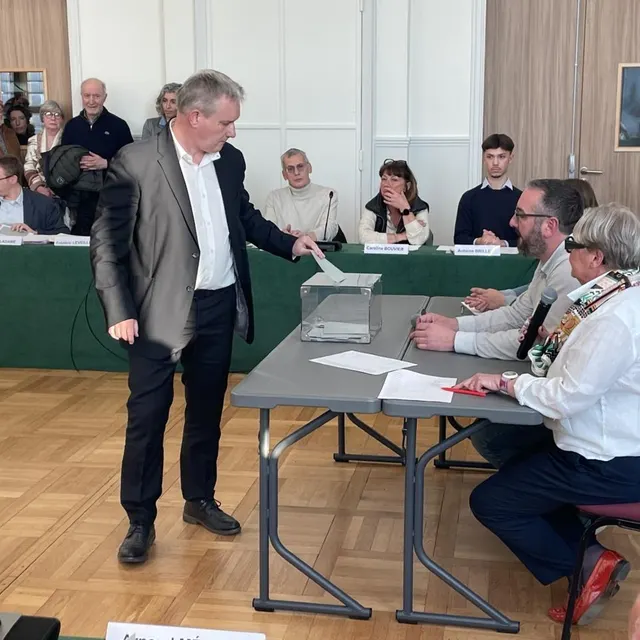 photo l’ancien maire frédéric leveillé lors de l’installation du nouveau conseil municipal  ©  ouest-france
