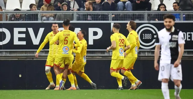 photo  les manceaux célèbrent leur premier but, par antoine rabillard, face à amiens, le 20 mars 2026.  &copy;  photopqr/le courrier picard/maxppp 